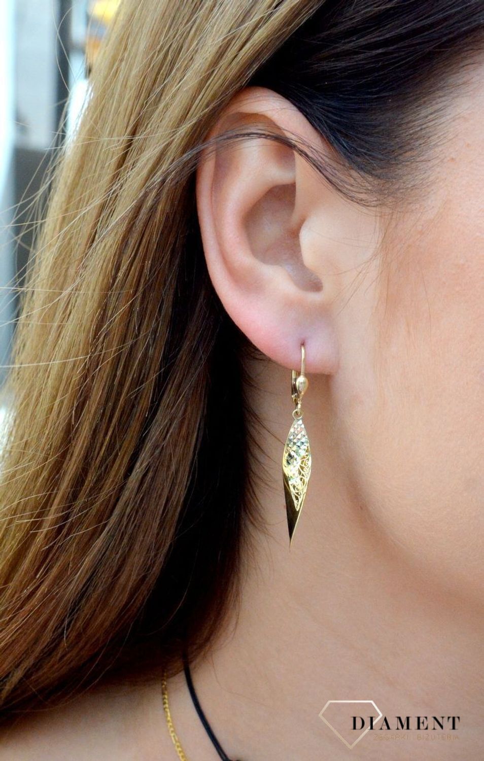 Złote kolczyki pr 333 wiszące łezki z ozdobnym wzorem KL 9548B 333. Złote kolczyki o ponadczasowym kształcie z zapięciem na angielski bigiel. Zachwycająca lekkością oraz subtelnym wdziękiem, olśniewająca biżuteria posiada uroc.jpg